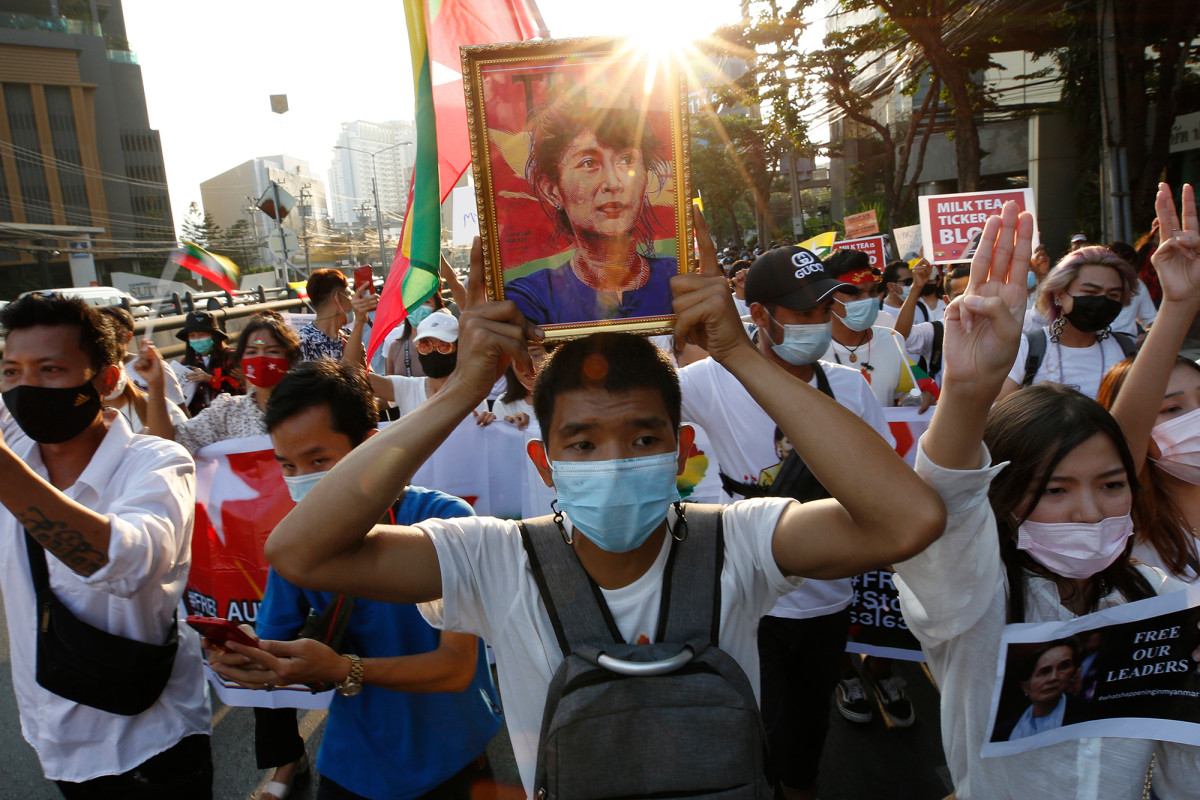 Thai marchers link their democracy cause to Myanmar
protests 1