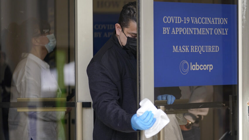 Mass. reports 1,495 new COVID-19 cases, 52 new
deaths 1