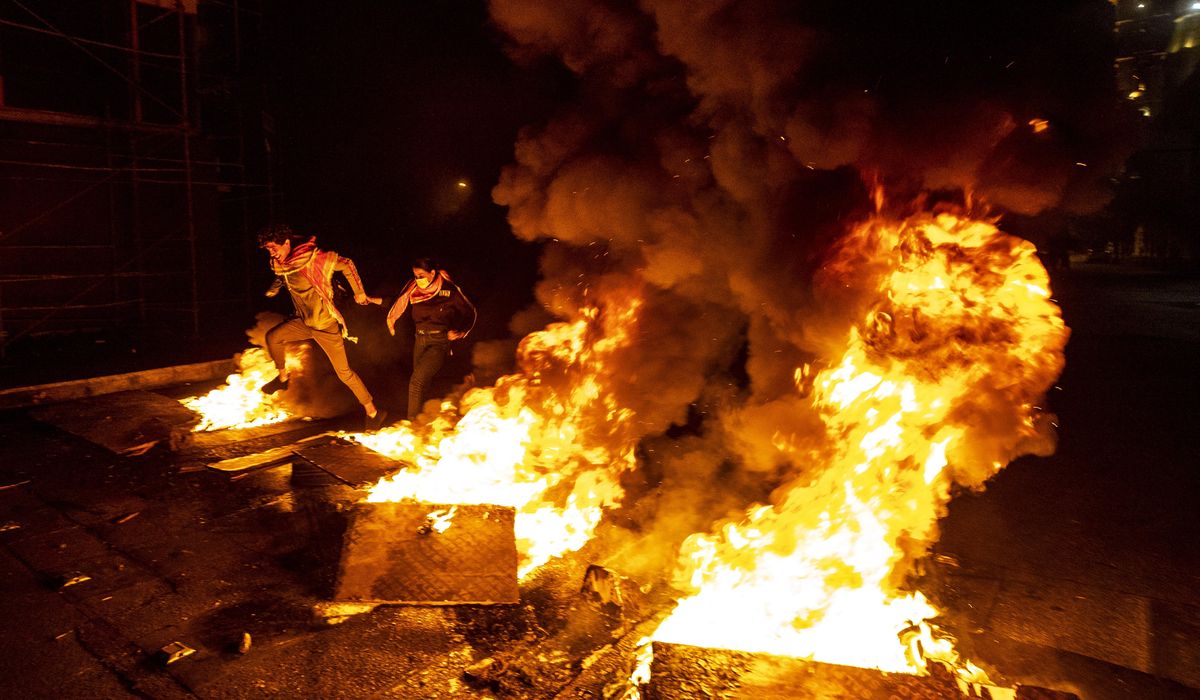 Protesters paralyze Lebanon amid political, economic
crisis 1