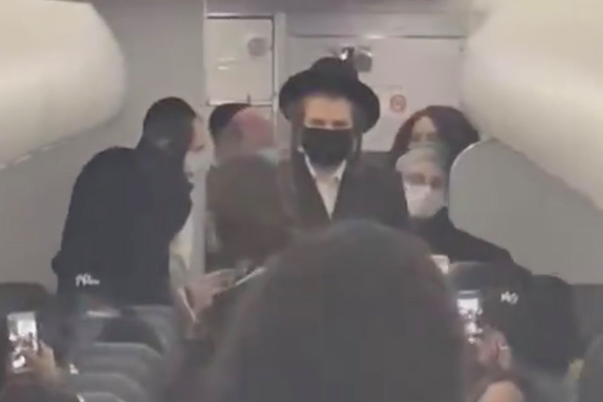 Family ejected from Frontier Airlines flight, passengers say
due to maskless baby 1