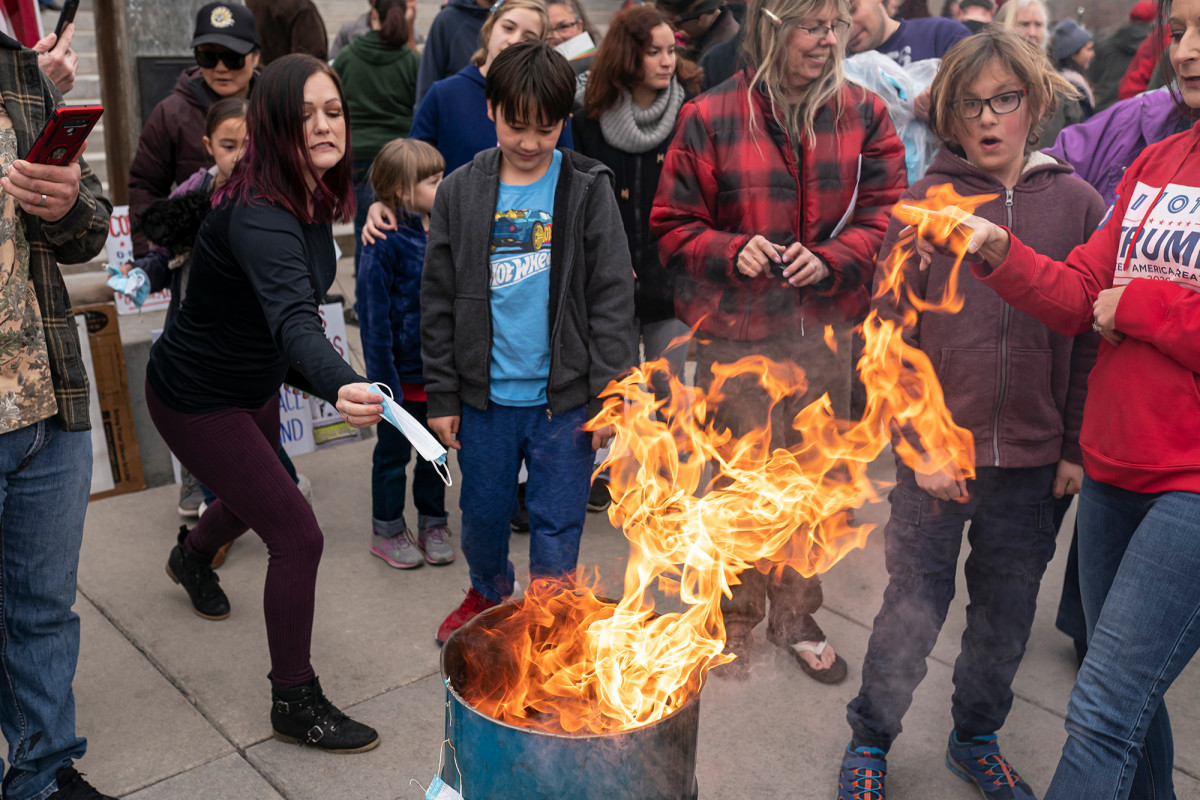 ‘I will not self-suffocate’: Idaho protesters burn masks at
state capital 1