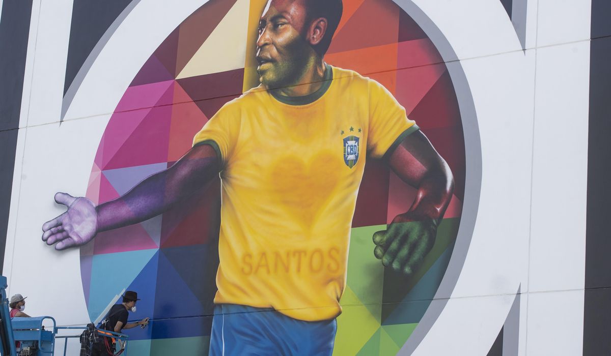 Pelé gets his first COVID-19 shot, urges mask use 1