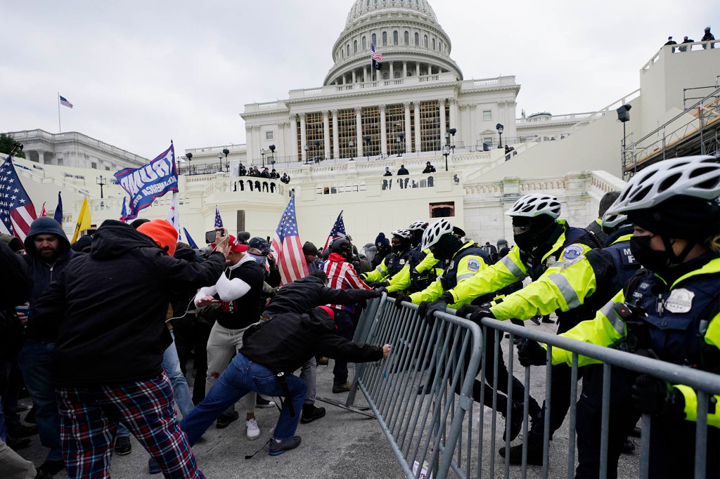 FBI arrests Capitol rioter after he’s deported from
Kenya 1