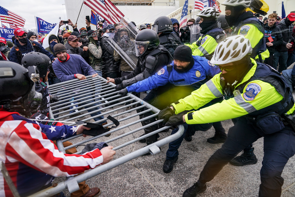 FBI Director Christopher Wray didn’t read memo warning of
attack before Capitol riot 1