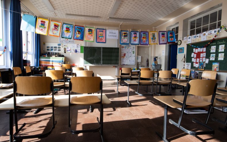 Florida Teacher Brawls With Students in Middle School Class,
Police Say 1