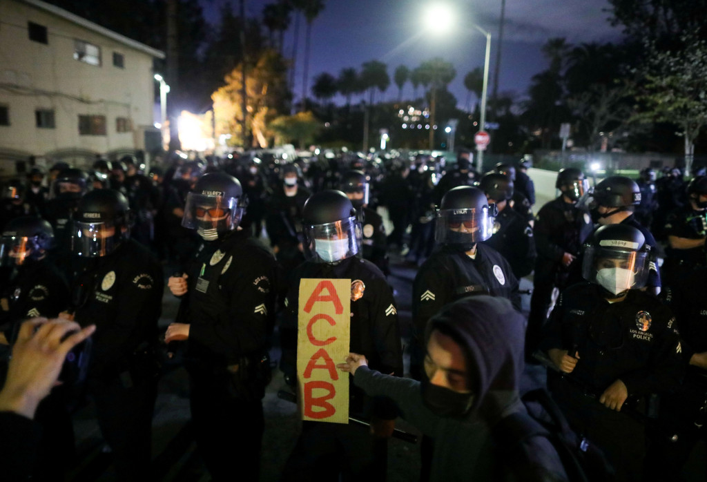 LA police battle protesters as cops clear tent city in local
park 1