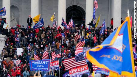 Alleged Capitol rioter called for lynching of a Black police
officer, prosecutors say 1