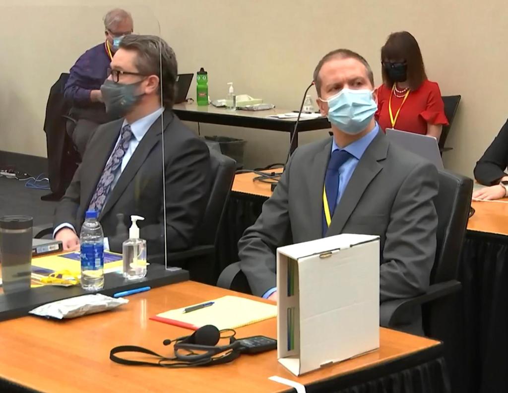 Witness: Officer in Floyd case gave onlookers a ‘cold’
stare 1