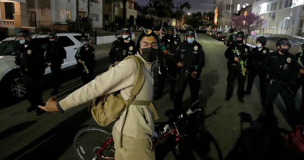 'It stood out to me as egregious': Protesters, others allege
LAPD violence at Echo Park sweep 1