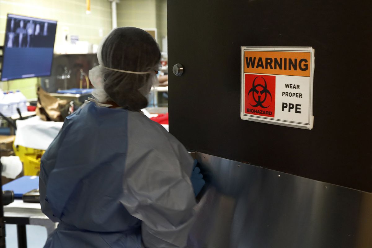 Long hours, strained resources and emotional overload: How
the Cook County medical examiner’s office handled 10,000
COVID-related deaths 1 Long hours, strained resources and emotional overload: How
the Cook County medical examiner’s office handled 10,000
COVID-related deaths 1