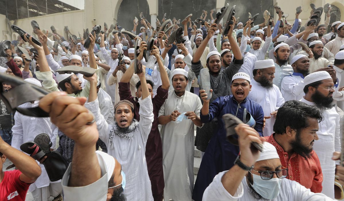 Muslims, students protest Indian PM's visit to
Bangladesh 1