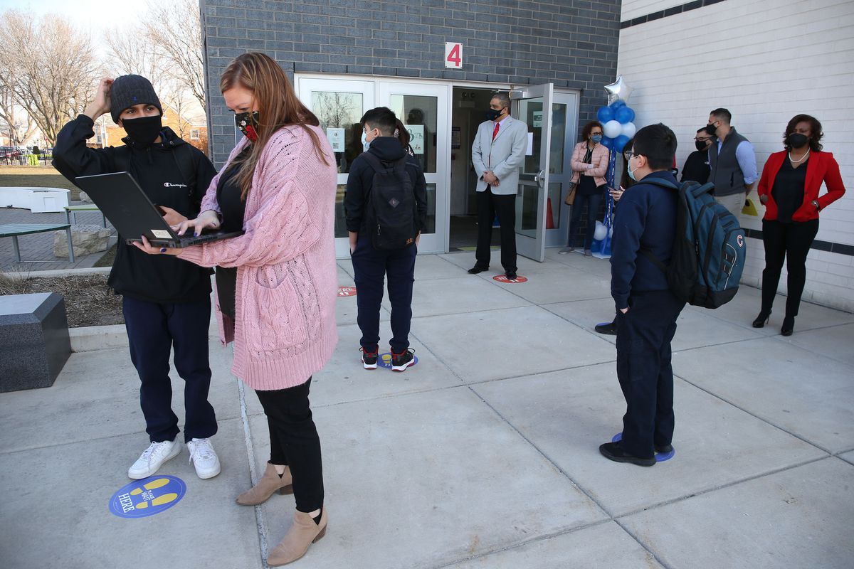 Fewer than 1/4 of CPS students eligible to return to schools
have attended classes in person 1 Fewer than 1/4 of CPS students eligible to return to schools
have attended classes in person 1