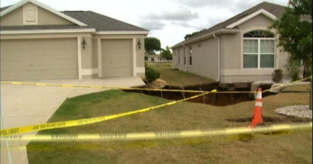 Giant sinkhole opens up between two Orlando homes 1