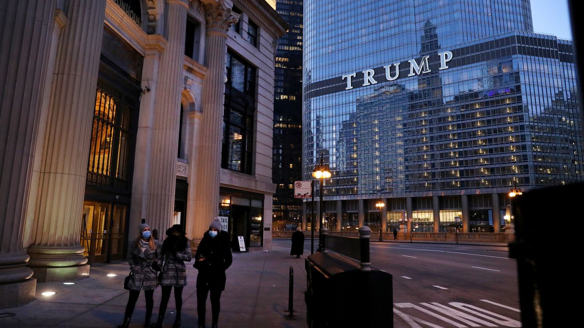 Ineligible employees at Chicago’s Trump Tower received
COVID-19 vaccinations, hospital exec says 1
