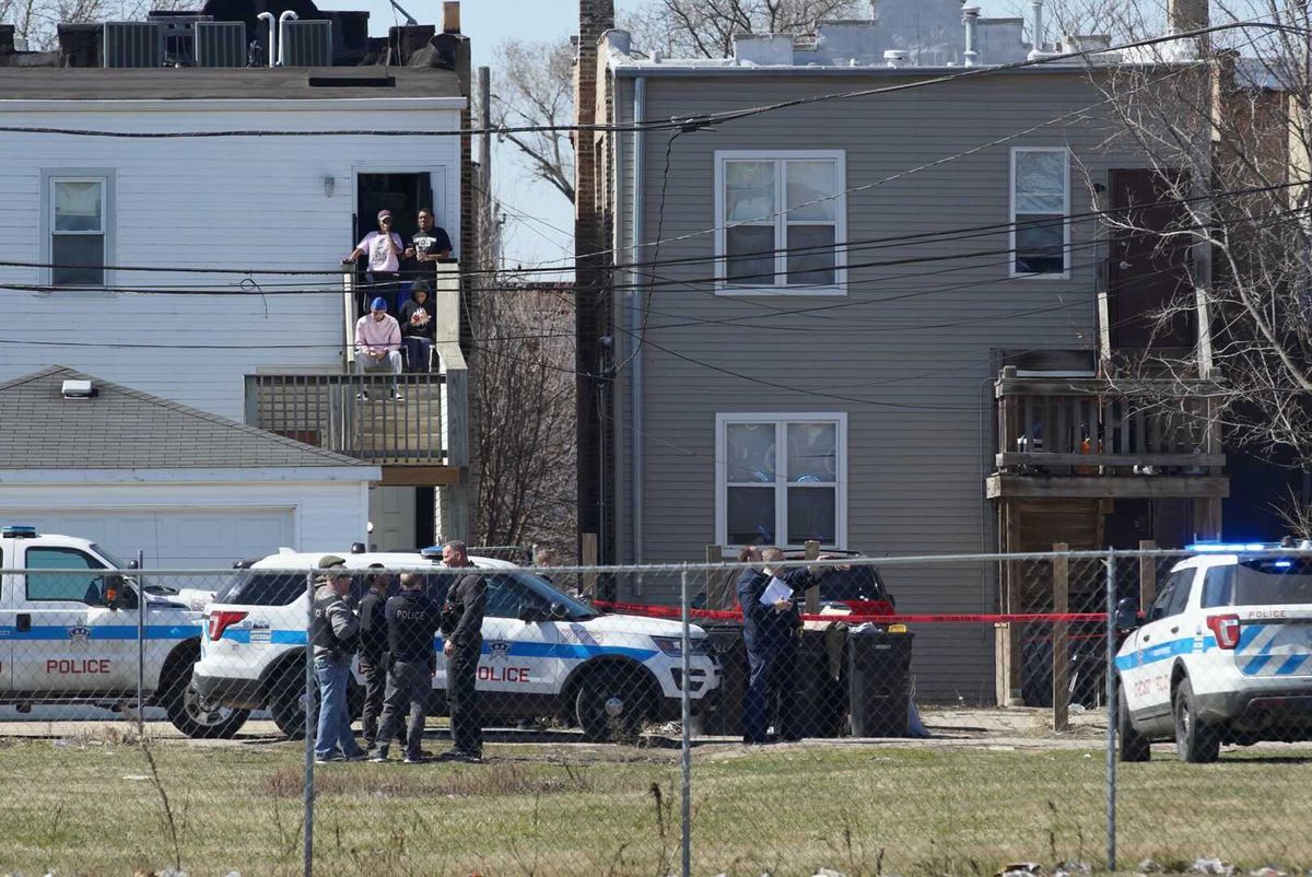 SWAT standoff on West Side after 3rd Chicago police officer
is shot in a week 1
