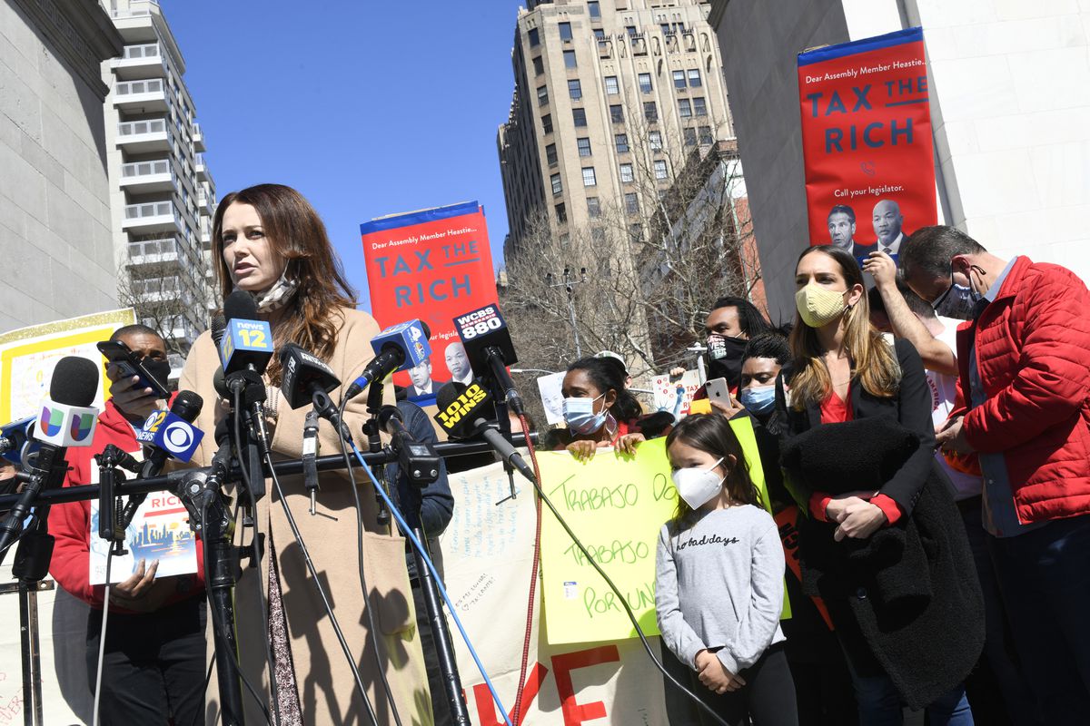 More than 300 NYC marchers rally to protest Cuomo, push for
progressive policies 1
