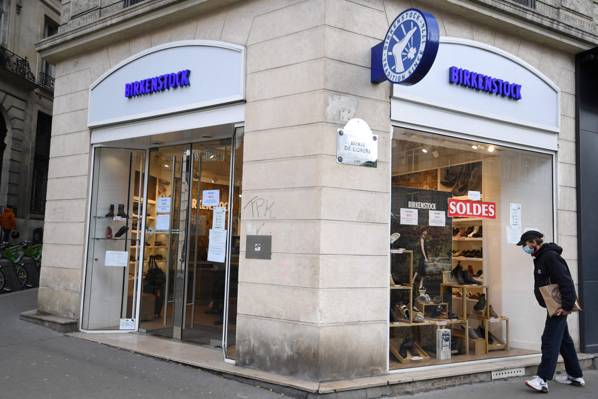 France adds COVID restrictions as anti-lockdown rage spreads
across Europe 1