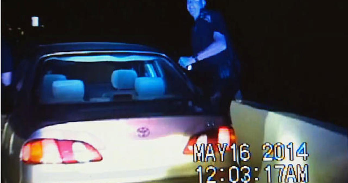 Watch: Texas police officer forced to jump off
bridge 1