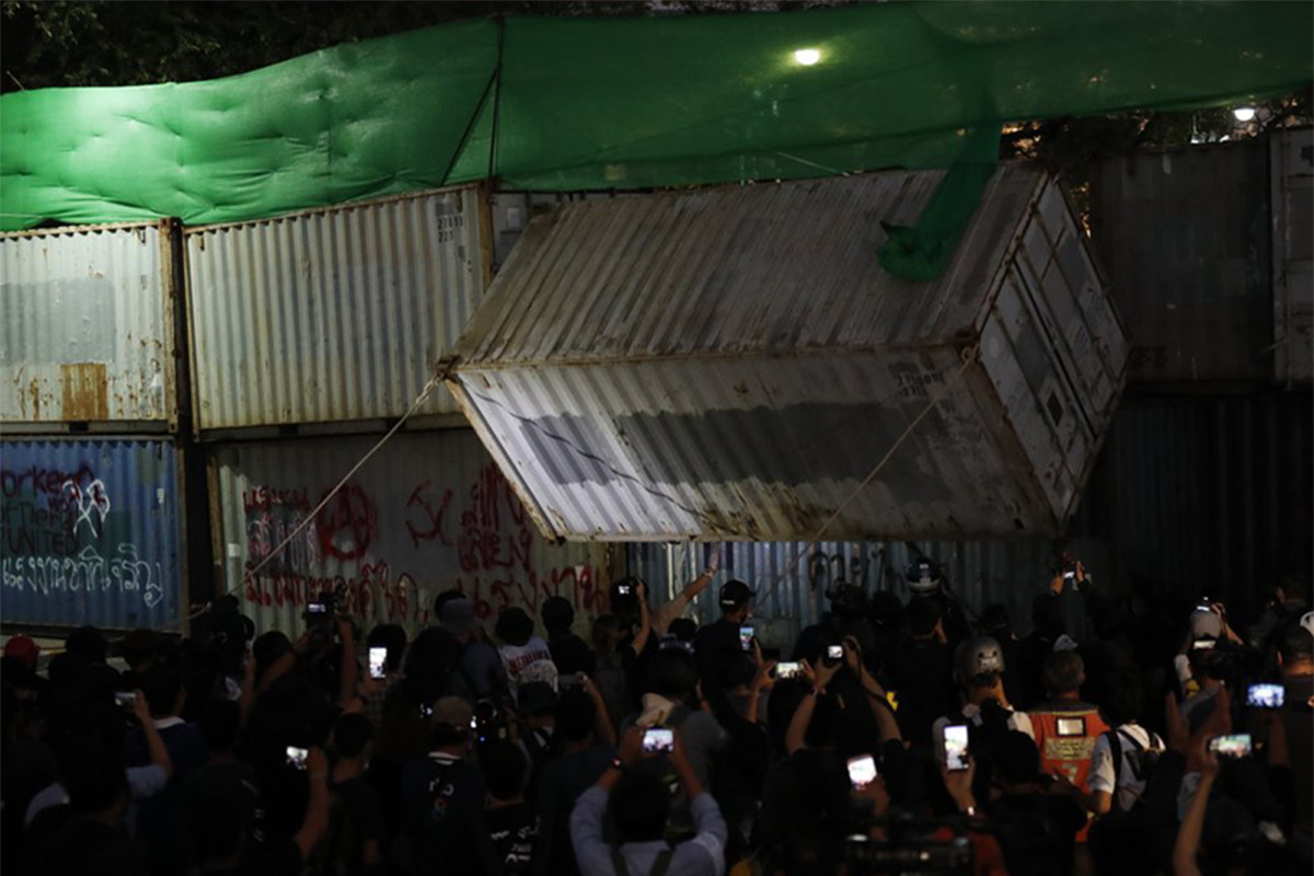 Thai police use tear gas and rubber bullets to break up
protesters 1