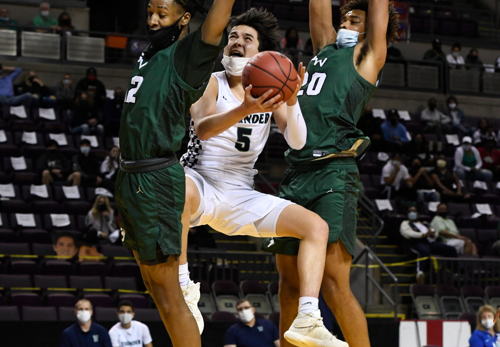 ThunderRidge’s Garrett Arnold battled through fractured foot
during Grizzlies’ Class 5A title push 1