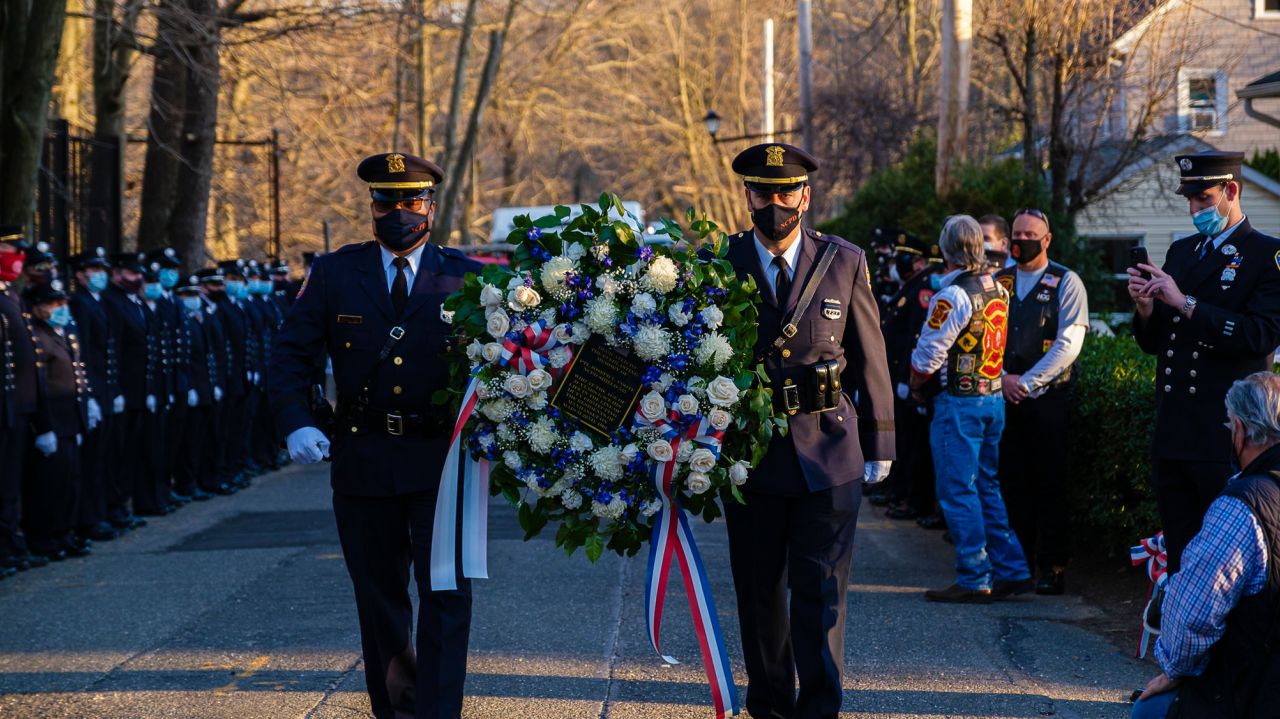 Memorial in Manhasset pays tribute to Nassau officer killed
in 1961 during armed robbery arrest 1
