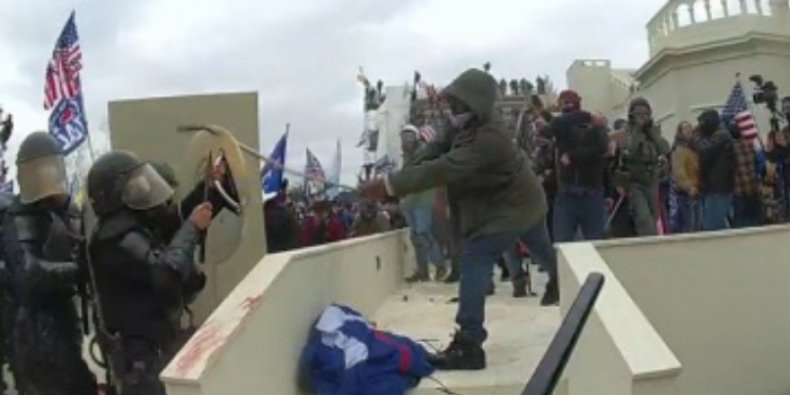 Convicted Bank Robber Charged in Capitol Riot Case Says He
'Can't Take' Stolen Election 1 Convicted Bank Robber Charged in Capitol Riot Case Says He
'Can't Take' Stolen Election 1