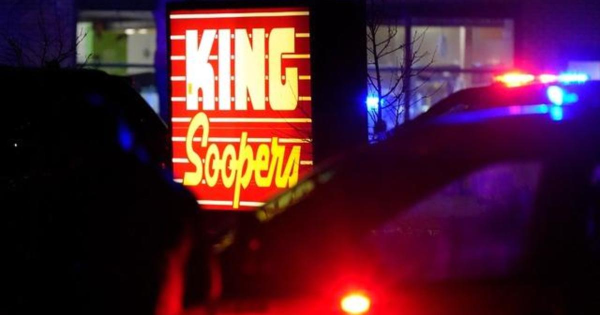 10 killed, including officer, in Colorado supermarket
shooting 1