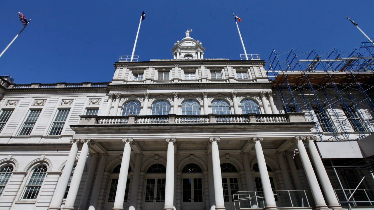 NYC municipal workers to return to office in May, Mayor Bill
de Blasio's office says 1 NYC municipal workers to return to office in May, Mayor Bill
de Blasio's office says 1