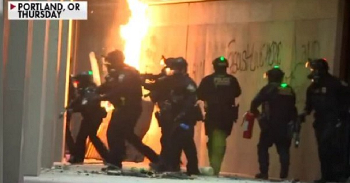 New Wave of Riots Causes Portland Courthouse to Be Turned
Into a Fortress Once Again 1