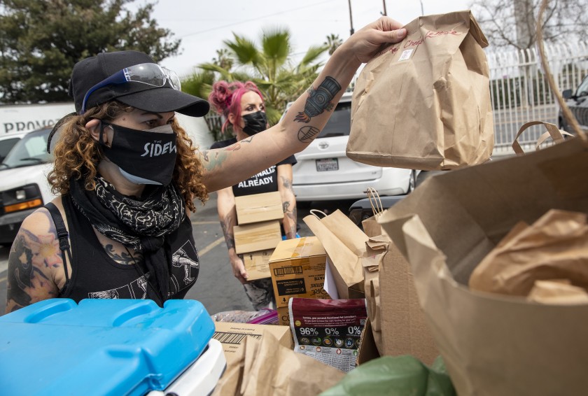 Sidewalk Project artists mask up and hit skid row. 'Since
COVID, we haven't slowed down' 1 Sidewalk Project artists mask up and hit skid row. 'Since
COVID, we haven't slowed down' 1