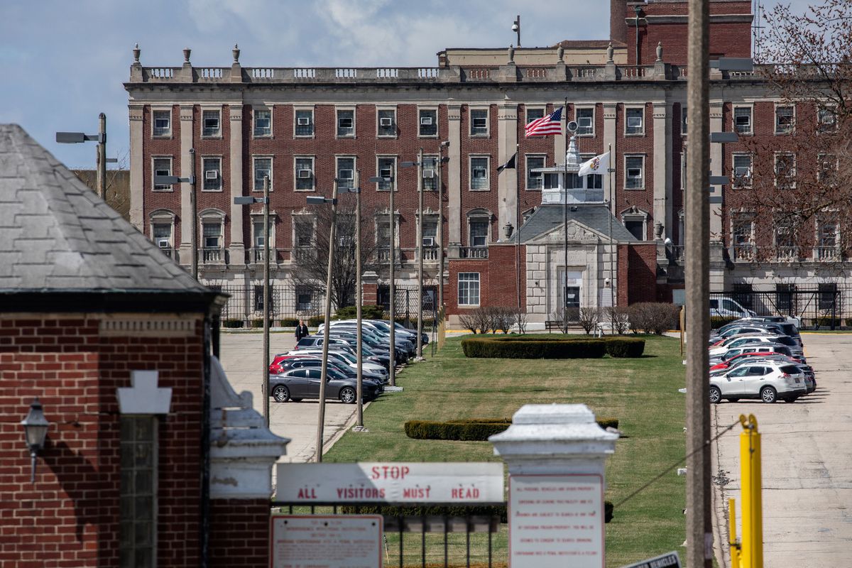 About 1,000 Illinois prisoners to be released under COVID-19
lawsuit settlement 1