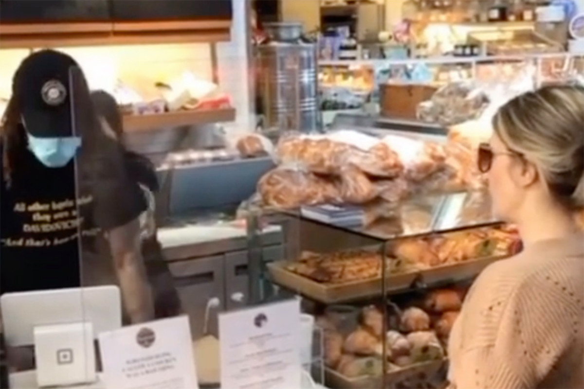 Shocking video shows anti-masker call NYC bagel shop worker
N-word amid rant 1 Shocking video shows anti-masker call NYC bagel shop worker
N-word amid rant 1