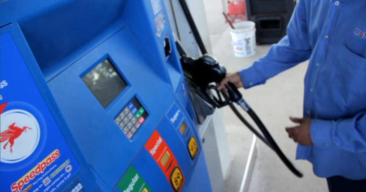 MoneyWatch: Gas prices fall; Climate change protests come to
Wall Street 1