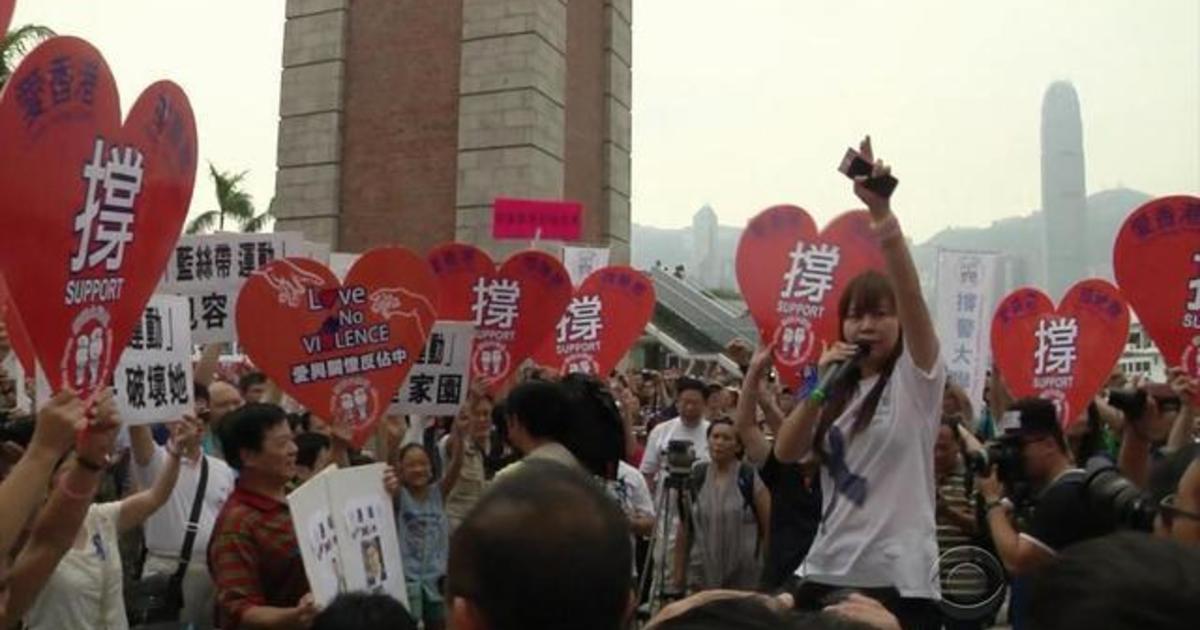 Chinese police crack down on pro-democracy
protesters 1