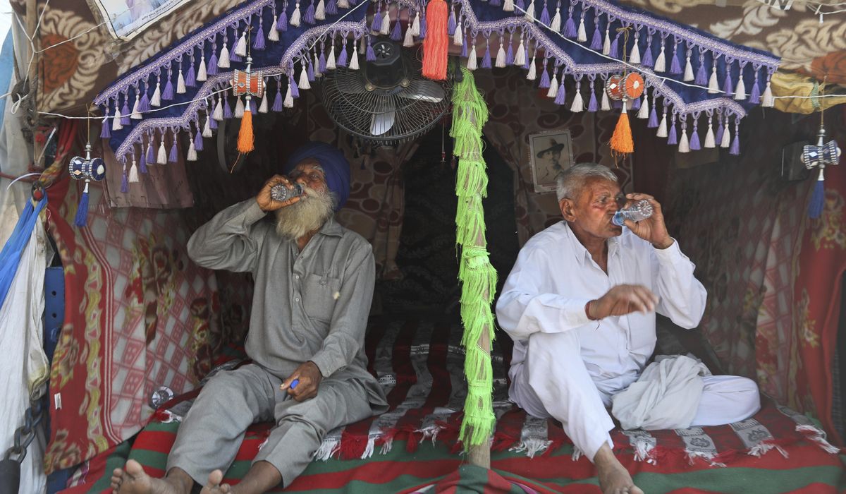 Indian farmers mark 100th day of protest with road
blockade 1