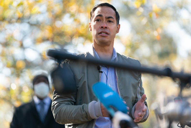 Julian Castro, Others React to Houston Restaurant Receiving
Threats Over Mask Requirement 1