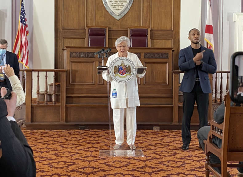Alabama Governor Breaks With Fellow Republicans, Sides With
Biden on Mask Order 1