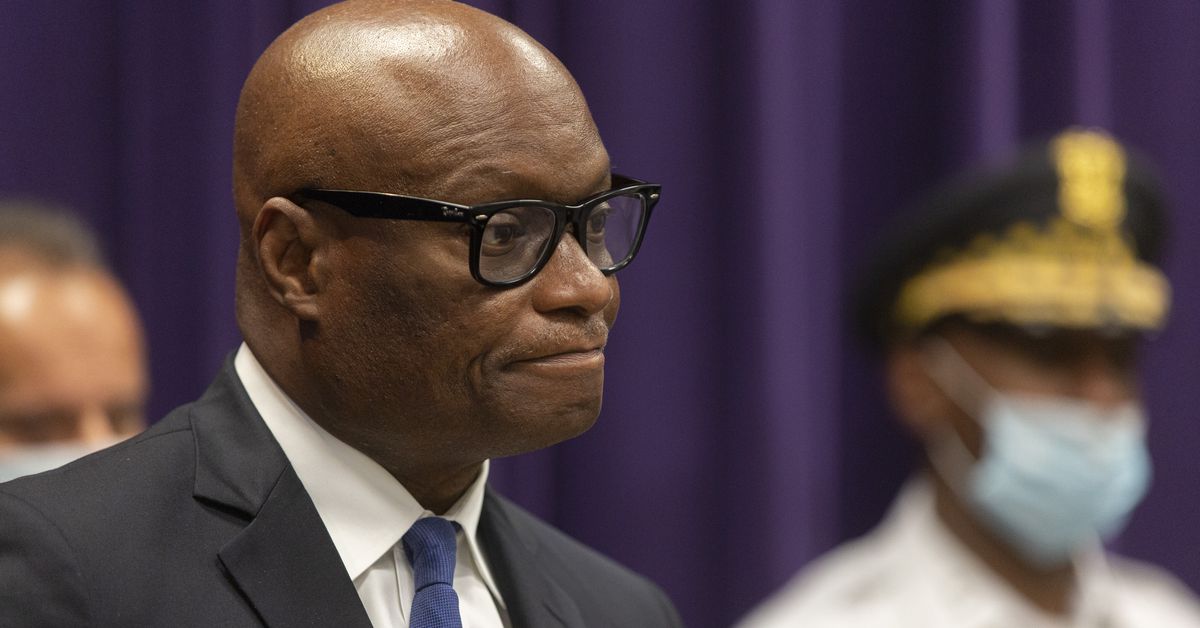 Chicago police officer dies of apparent suicide in North
Side station 1