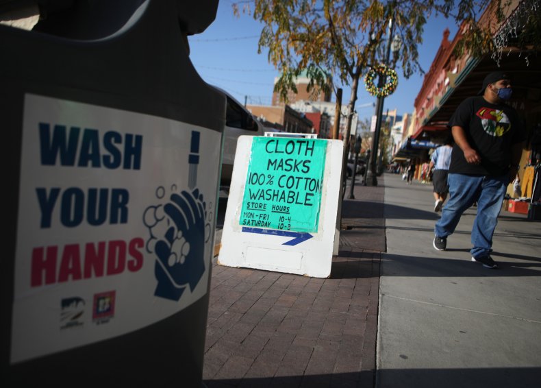 Biden Officials Urge People to Continue Wearing Masks as
Texas, Mississippi Lift Mandates 1