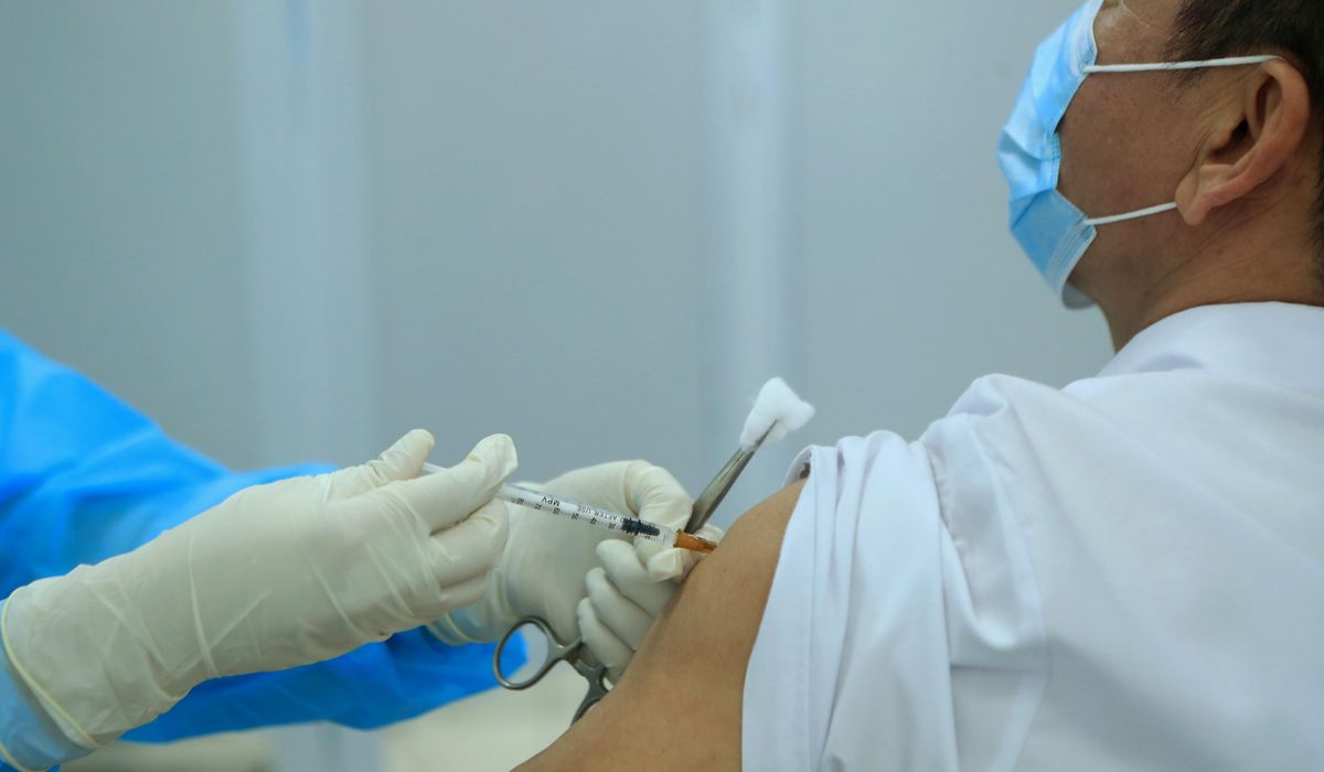 Vietnam vaccinates COVID-19 front-liners with its 1st
doses 1