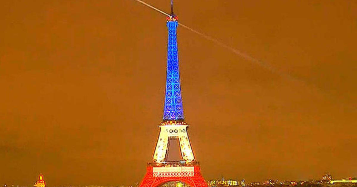 Eiffel Tower reopens after deadly attacks in Paris 1