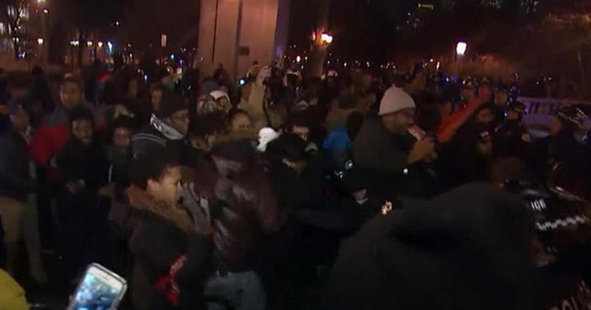 Angry protests after video of Chicago officer shooting teen
released 1