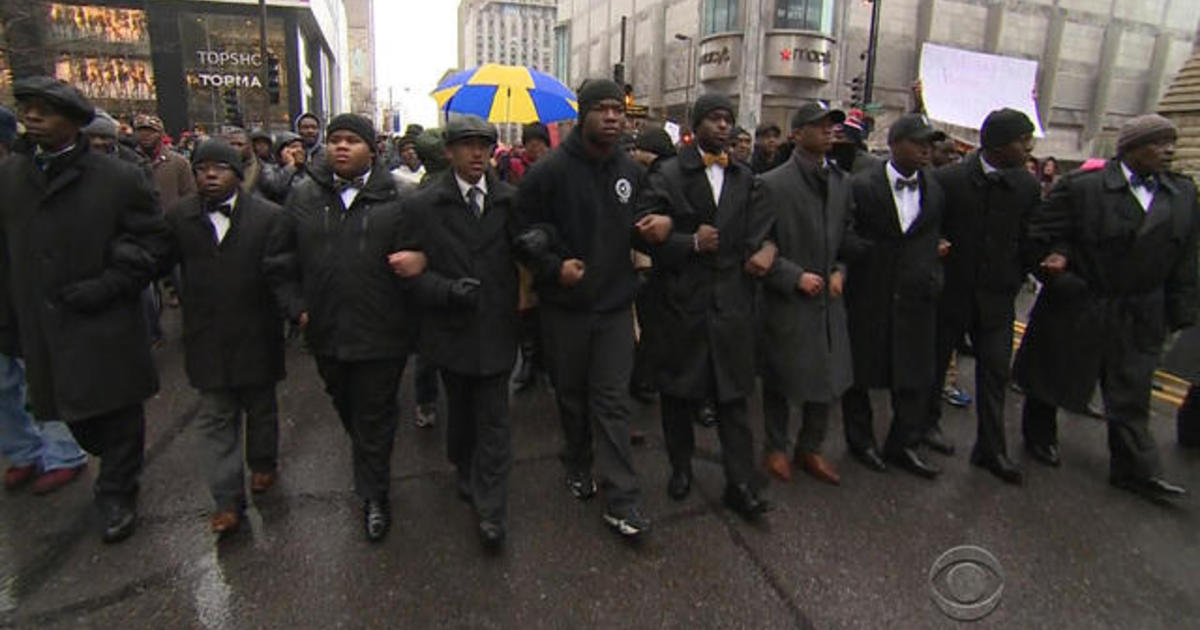 Protesters block Black Friday shoppers in Chicago 1