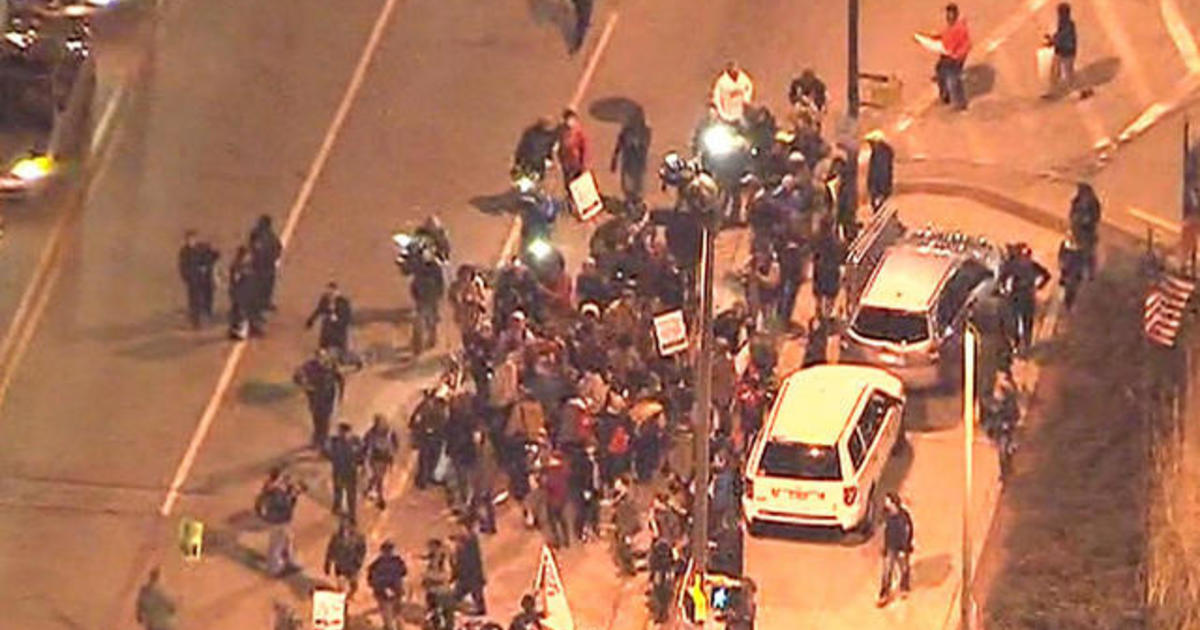 Protesters confront CBS News reporter in Baltimore 1