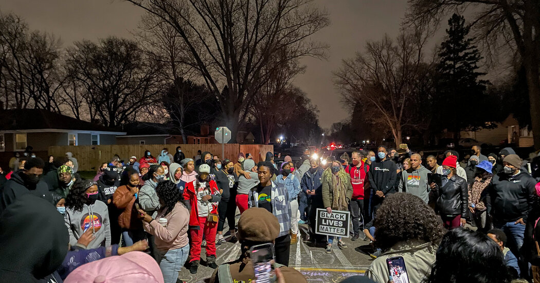 Officer Near Minneapolis Kills Motorist, and a Crowd
Confronts the Police 1