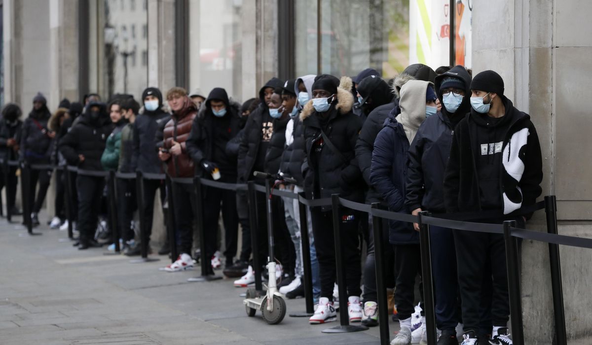 Chilly weather doesn't dampen UK joy at lockdown
easing 1