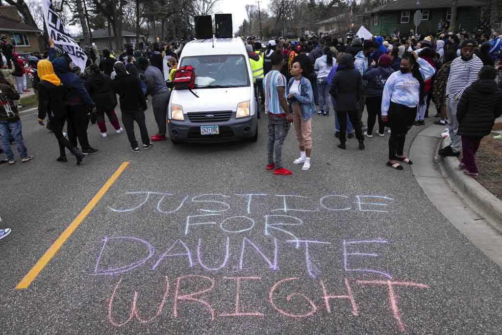 Police chief says officer who shot Daunte Wright intended to
use taser 1