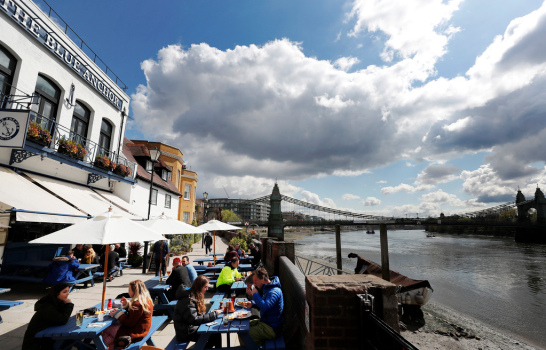 Pints and haircuts: Britain revels in relaxed
lockdown 1