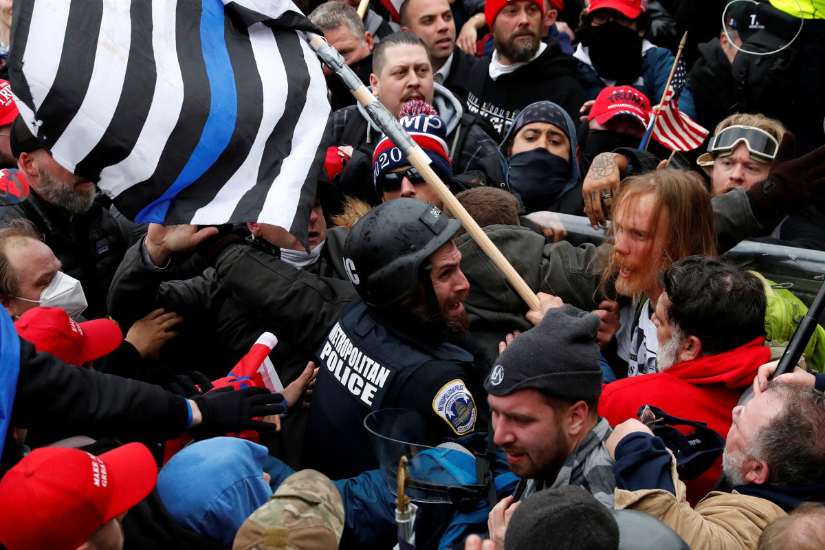 Man charged with using ‘electroshock weapon,’ flagpole to
assault cop during Capitol riot 1
