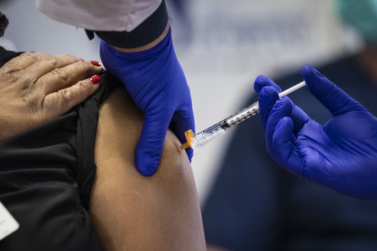 Aldermen move to protect workers who take time off for
COVID-19 vaccination 1